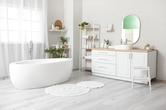 Salle de bain moderne haut de gamme avec douche à l'italienne vitrée, vasque ovale blanche sur plan en bois exotique, robinetterie chromée contemporaine, sèche-serviettes design vertical
