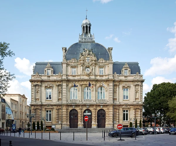 Photographie d'une rue caractéristique de Tourcoing montrant l'architecture urbaine de la ville du nord, avec des façades de bâtiments résidentiels ou commerciaux, prise en pleine journée avec un bon éclairage naturel. L'image doit être visuellement distincte de celle de Roubaix déjà utilisée, par exemple en montrant une perspective différente, une rue commerçante, ou un quartier avec ses caractéristiques propres, représentative du tissu urbain où VERPLANCK intervient.