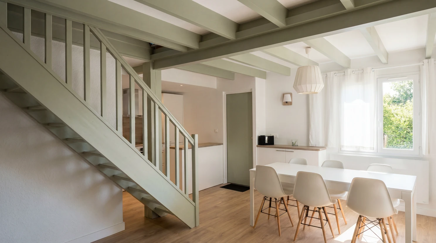 Intérieur résidentiel, personne appliquant peinture orange sur mur blanc avec rouleau à peinture