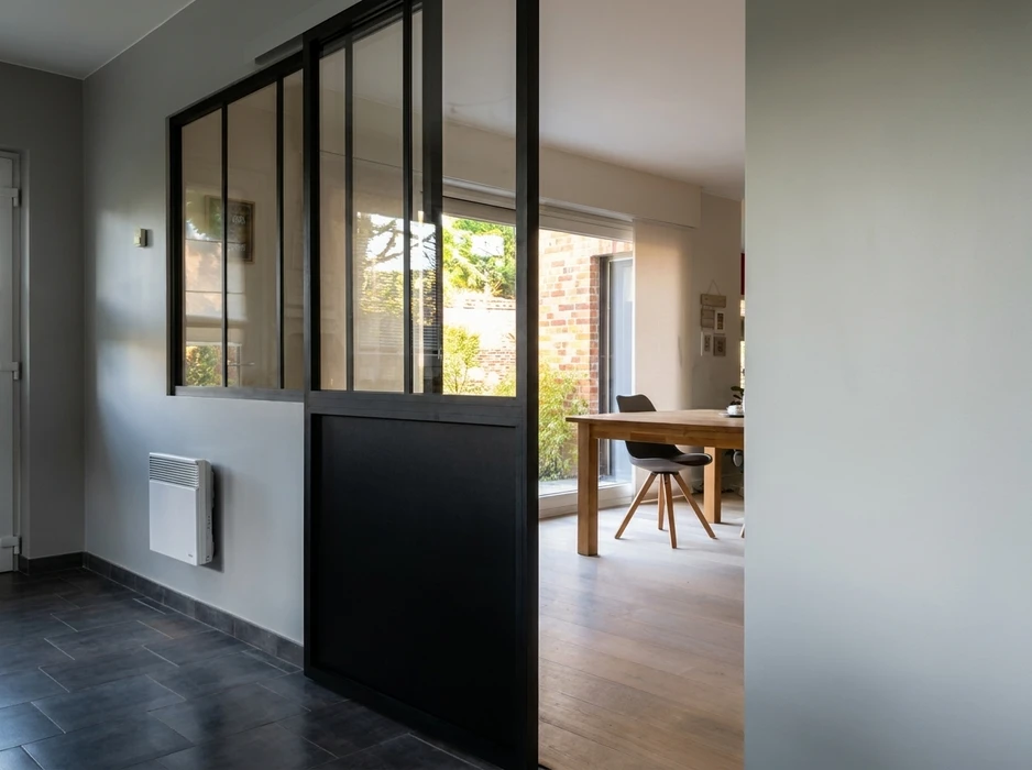 Salle de bains moderne avec double vasque encastrée sur meuble suspendu en bois foncé à 4 tiroirs, plan vasque en résine blanche