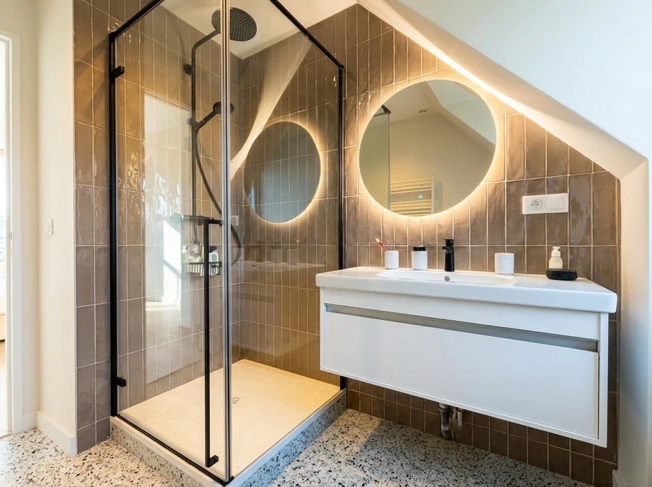 Salle de bains moderne avec double vasque encastrée sur meuble suspendu en bois foncé à 4 tiroirs, plan vasque en résine blanche