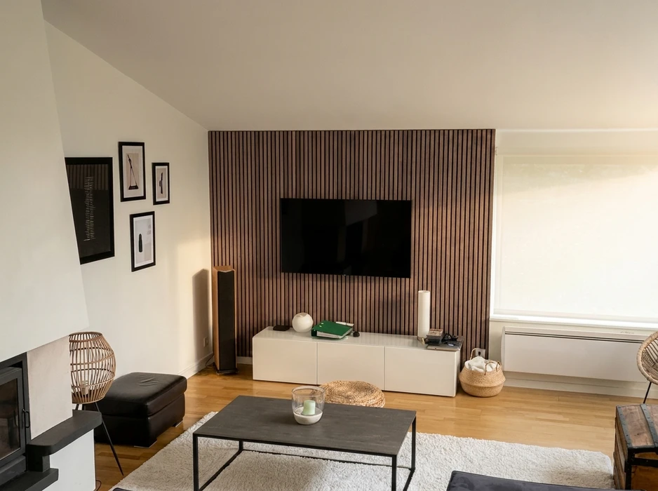 Salle de bains moderne avec double vasque encastrée sur meuble suspendu en bois foncé à 4 tiroirs, plan vasque en résine blanche