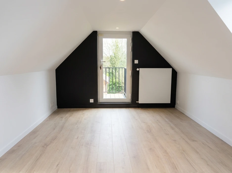 Salle de bains moderne avec double vasque encastrée sur meuble suspendu en bois foncé à 4 tiroirs, plan vasque en résine blanche