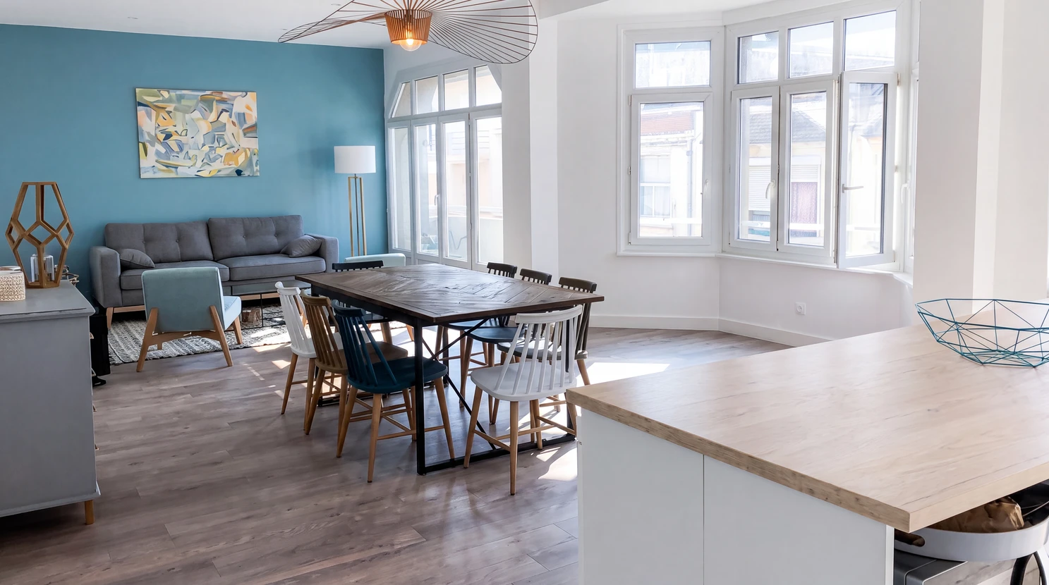 Couloir d'appartement moderne avec mur d'accent rouge vif, parquet flottant foncé, plafond suspendu blanc avec spots encastrés