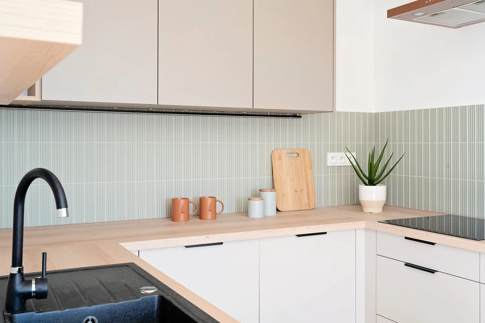 Intérieur moderne avec sol carrelé beige clair à joints fins