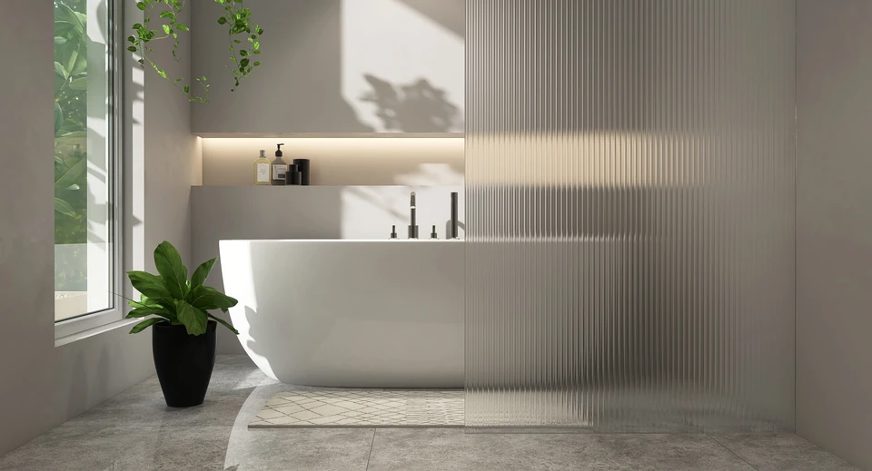 Ouvrier carreleur professionnel installant du carrelage dans une pièce en rénovation, utilisant une ventouse de pose pour positionner les carreaux blancs