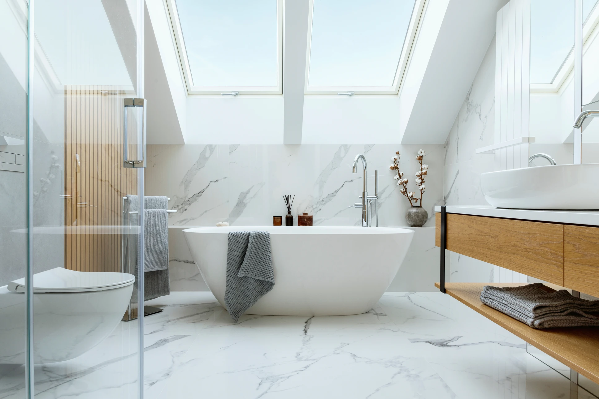 Salle de bain moderne avec douche à l'italienne équipée de parois vitrées et colonne de douche chromée
