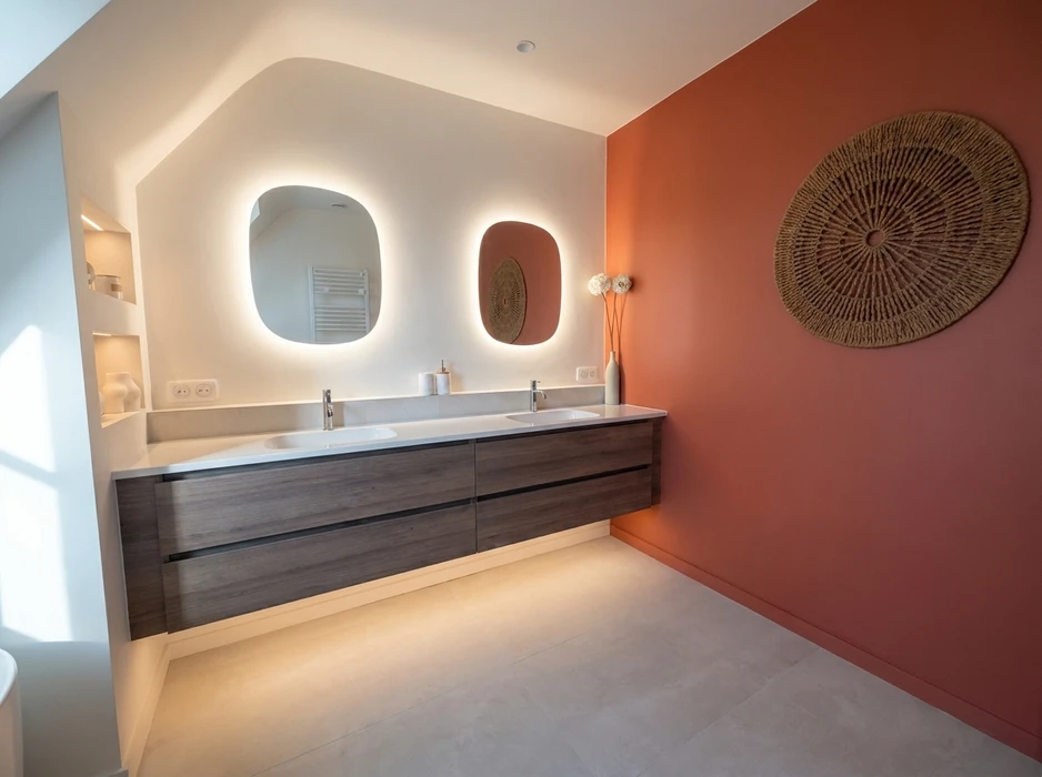 WC suspendu avec bâti-support et plaque de déclenchement double touche blanc mat, vasque à encastrer sur meuble sous-vasque blanc laqué 2 tiroirs