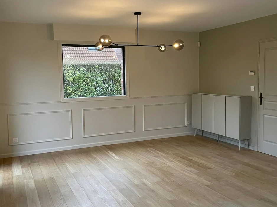 Chantier de pose de parquet en bois massif sur plancher chauffant électrique