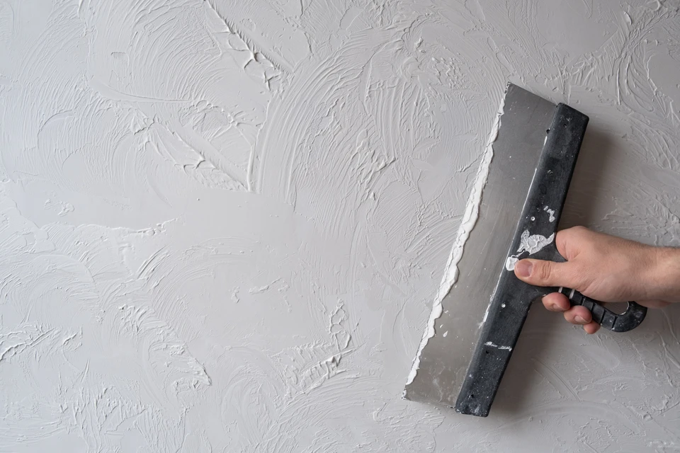 Arrangement organisé d'outils de bricolage et peinture sur fond blanc