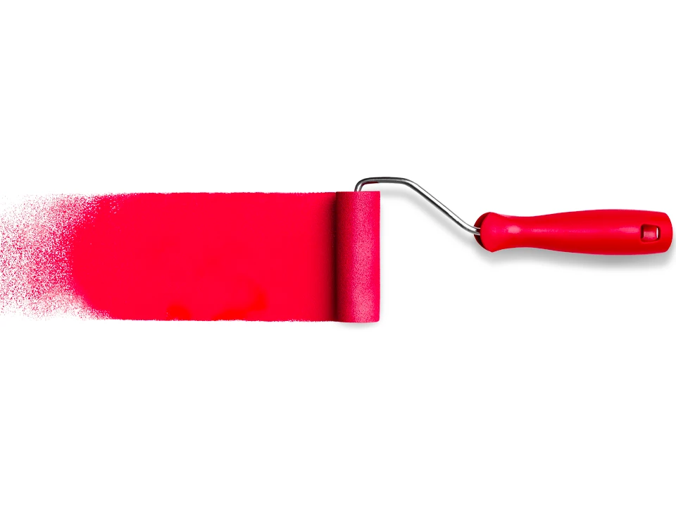 Artisan peintre en tenue de travail appliquant de la peinture intérieure de couleur claire ou neutre sur un mur blanc avec un rouleau de peintre professionnel. L'image doit clairement montrer la technique de mise en peinture (geste fluide avec le rouleau), la qualité de la finition et un rendu impeccable. L'artisan doit être en train d'appliquer activement la peinture, montrant la rigueur et le professionnalisme du travail. Lumière naturelle ou bien éclairage studio pour sublimer le rendu de la peinture fraîchement appliquée.