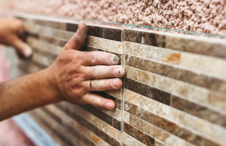 Pose de tapisserie à Bondues : l'atout charme de votre décoration