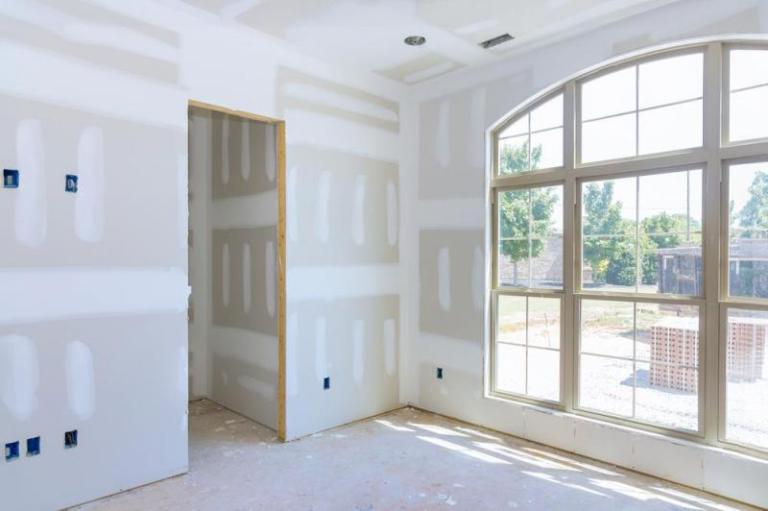 Travaux de plâtrerie, comment choisir les finitions idéales pour vos murs et plafonds