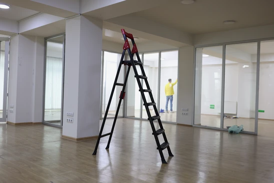 Une salle de bains moderne entièrement rénovée montrant une harmonie de plusieurs compétences: baignoire moderne encastrée avec carrelage mural élégant aux finitions soignées, peinture murale dans un ton clair et apaisé, revêtement de sol en carrelage ou pierre, miroir mural et mobilier de salle de bains épuré. La scène doit mettre en évidence la qualité des finitions et l'intégration harmonieuse de plusieurs corps de métier.